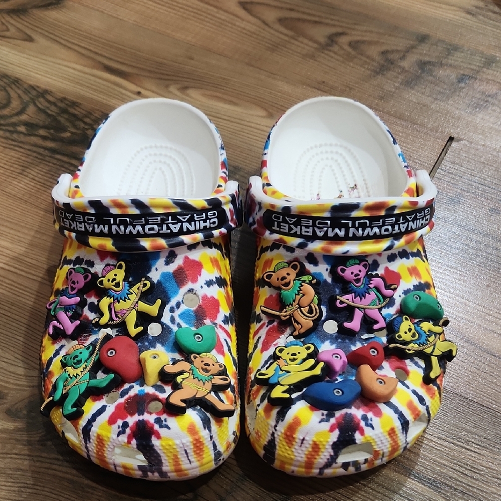 Crocs Rare Grateful Dead X Chinatown Market Tie Dye Dancing Bear Jibits‎ W7 M5